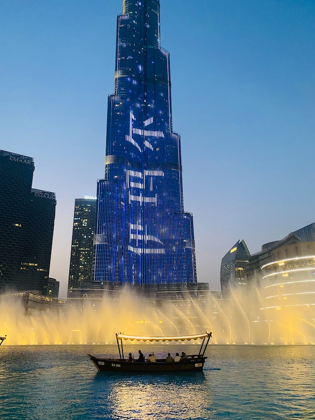 Dubai Fountains and Abra Ride are Free and Inexpensive Activities that the whole family can enjoy